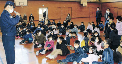 「お巡りさんはすごい」　氷見・湖南小で防犯教室　富山県