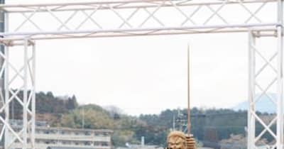 戦闘員「ゾロ」の銅像、お目見え　「ＯＮＥ　ＰＩＥＣＥ」のキャラ、大津町で除幕式