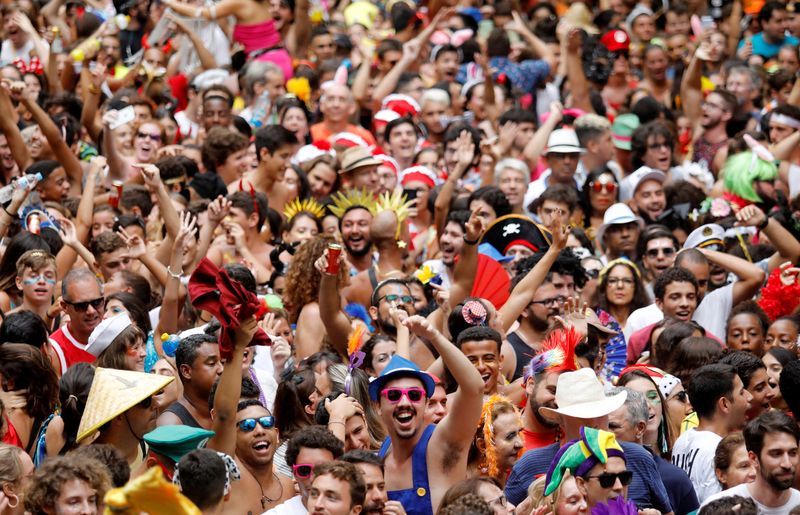 リオのカーニバル、4月末にパレード延期　オミクロン株拡大で