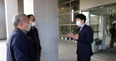 「2本の足で歩きたい」　大村入管医療訴訟の男性　立民・石川議員と面会