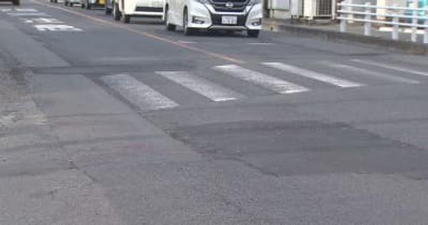 道路陥没部分で転倒　バイク女性意識不明／埼玉県