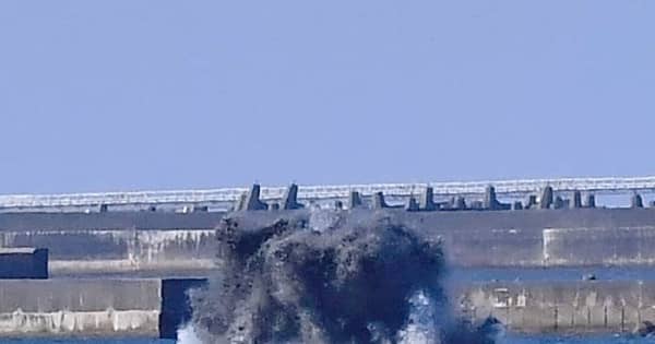 黒い水柱20メートル　不発弾315発を水中爆破　那覇新港