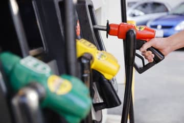 経産相、ガソリン高で税軽減も　価格抑制の追加策