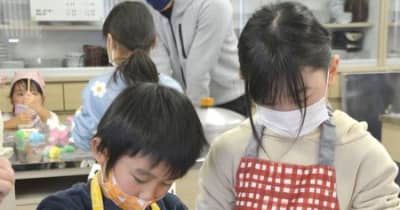 ちんころ作り、子どもたち笑顔　上越吉川区、地域文化に触れる催し