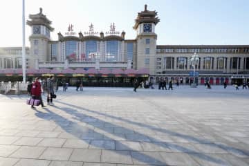 中国、春節の大型連休始まる　五輪控えコロナ警戒、北京駅閑散