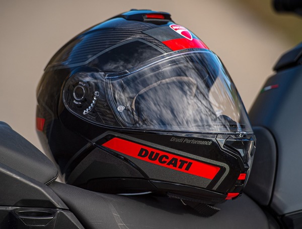 ドゥカティ、ツーリング用ヘルメット発表スマホとBluetooth接続可能