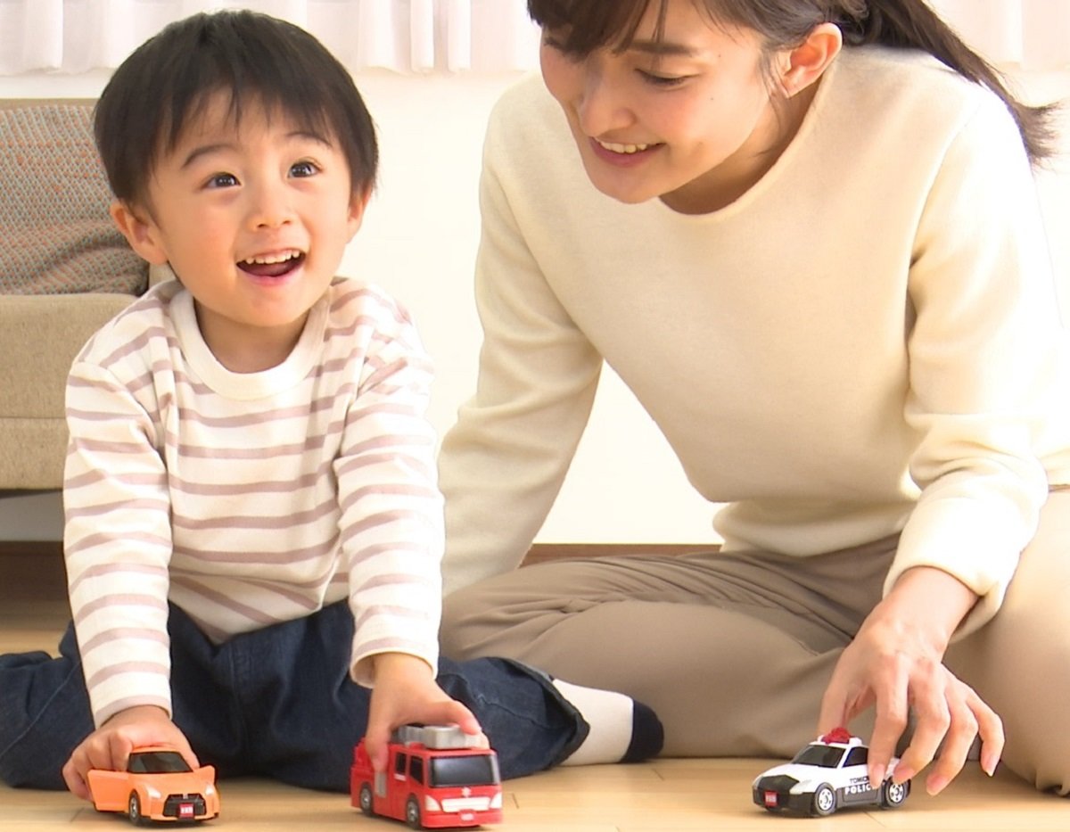 タカラトミー、1歳半から遊べる「はじめてトミカ」発売　第1弾は“パトカー”や“ GT-R”