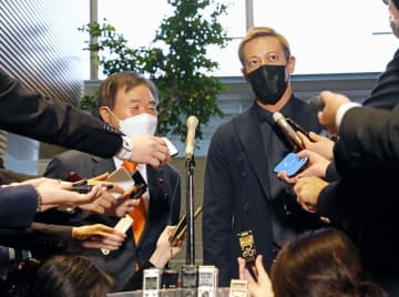 首相、本田圭佑選手と面会　政界転身「今は興味なし」