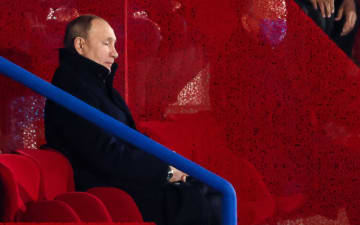 プーチン氏、開会式で居眠り？　ウクライナ選手の入場時