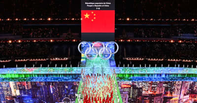 北京冬季五輪開幕　入場する中国選手団