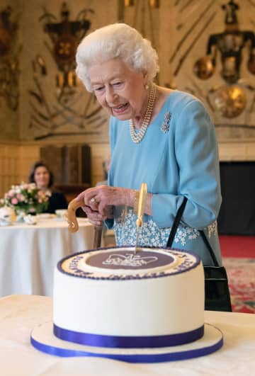 英エリザベス女王、在位70年　「人生を奉仕に」誓い新た