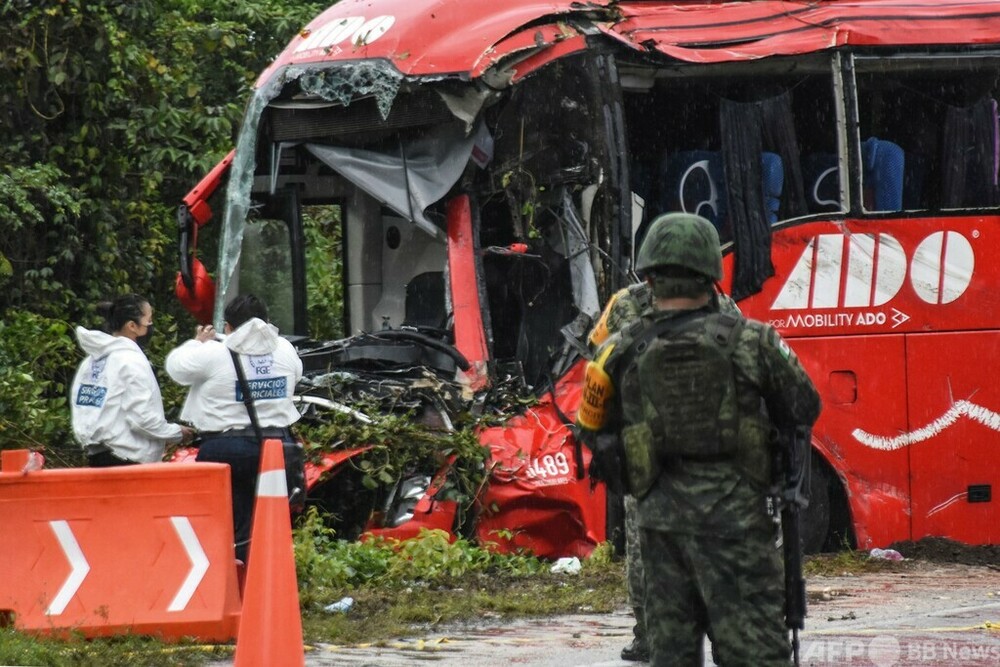 バスがトラックに衝突、8人死亡 メキシコ・カンクン近郊