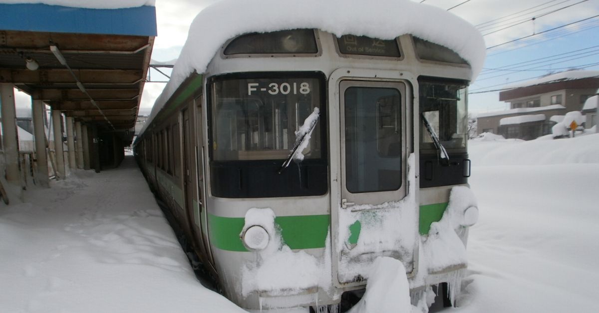 列車にこんもり、線路も消えた。JR北海道が大雪の光景をシェア