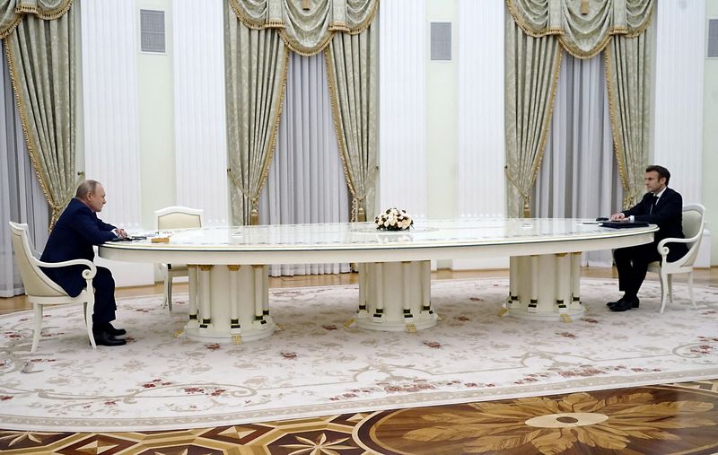 マクロン仏大統領がプーチン氏と会談、ウクライナ問題「正念場」
