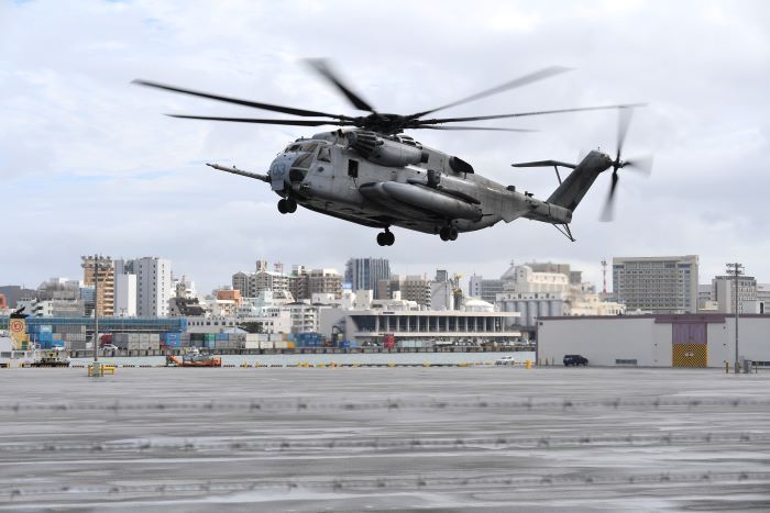 【速報】米軍、那覇軍港での訓練強行　大型ヘリが飛来