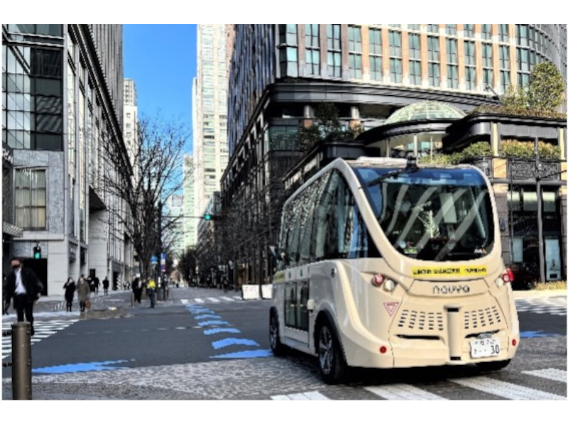 歩行者・モビリティ・ロボットが共存する空間の実現に向け、東京都千代田区丸の内仲通りで自動運転バスの走行実証実験