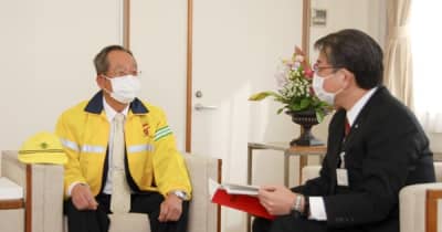 亀山　川崎地区シニアクラブが受賞報告　交通安全優良団体表彰、市長に　三重