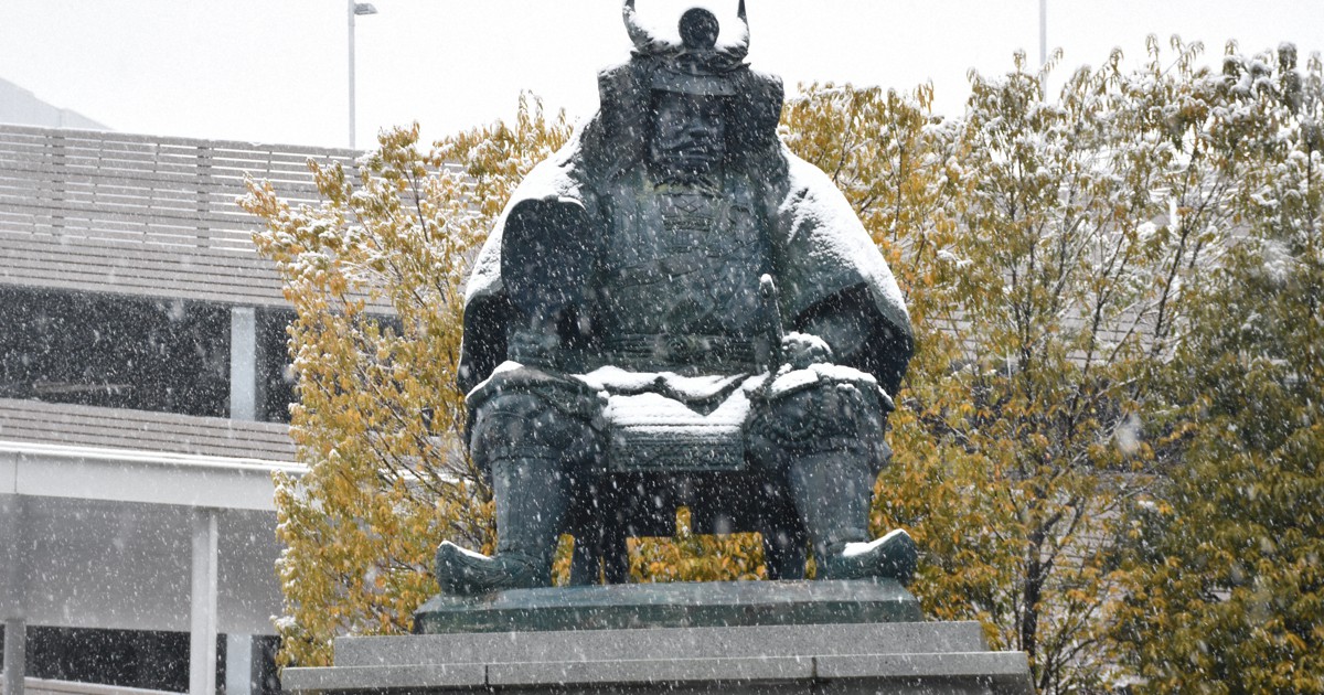 武田信玄公像も雪かぶり　山梨・甲府で積雪3センチ