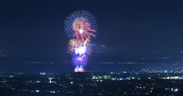 土浦と大曲の花火師競演　茨城の霞ケ浦湖畔で華やか2千発