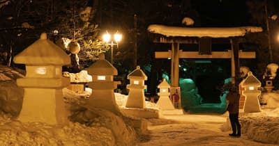 雪灯篭に灯がともる　米沢・まつり中止、有志が制作