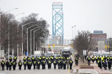 カナダ警察、デモ隊を強制排除　米への幹線道路が再開