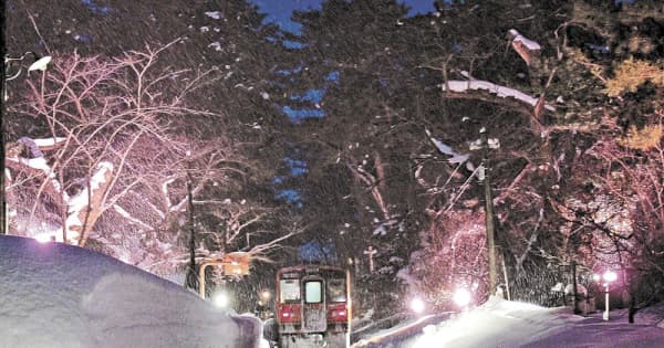雪の桜並木、津軽鉄道駆ける　沿線でライトアップ