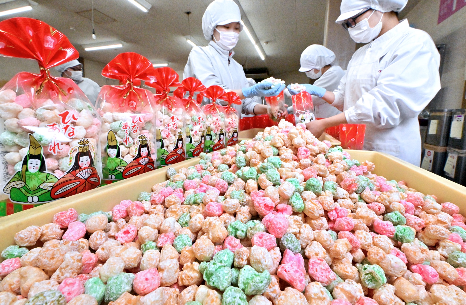 桃の節句祝うひなあられ、香ばしい香りも袋詰め　福井県大野市で生産最盛期