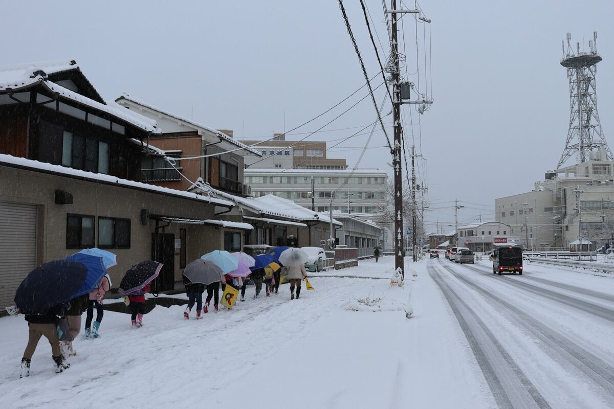 舞鶴若狭道、上下線の舞鶴西ー舞鶴東ICで一時通行止め　雪のため