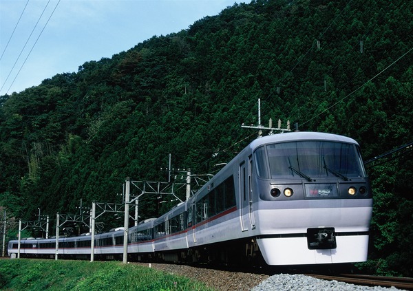 西武の新旧『レッドアロー』が並ぶ日も近い富山地鉄のNRAは2月19日から運行