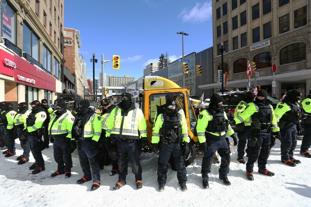 カナダ首都のトラックデモ、警察が排除開始