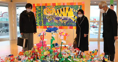 子どもの豊かな感性で「花畑」　砺波で美術教室作品展