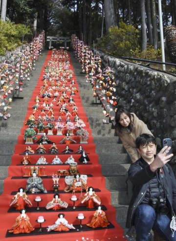 118段のひな壇飾り展示　静岡・伊豆の神社「屋外日本一」