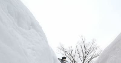 3メートルの雪壁 楽しんで　妙高のスキー場にお目見え