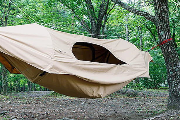 もはや宙に浮いたテント！ マットも敷ける最強ハンモックで快適キャンプ生活
