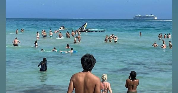 泳ぐ人たちの間近にヘリ墜落　マイアミの海水浴場