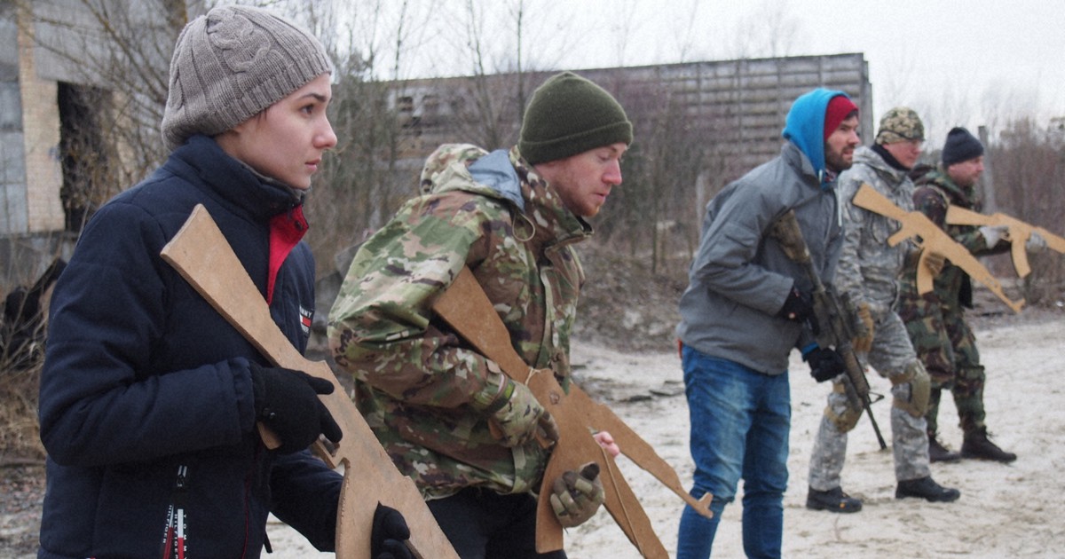 キエフ市民が軍事訓練　木製小銃手に「侵攻されれば祖国守る」