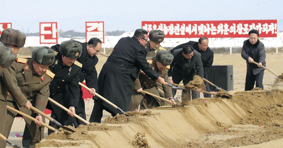 【フォト特集】金正恩氏がくわ入れ　北朝鮮、軍動員し農場建設