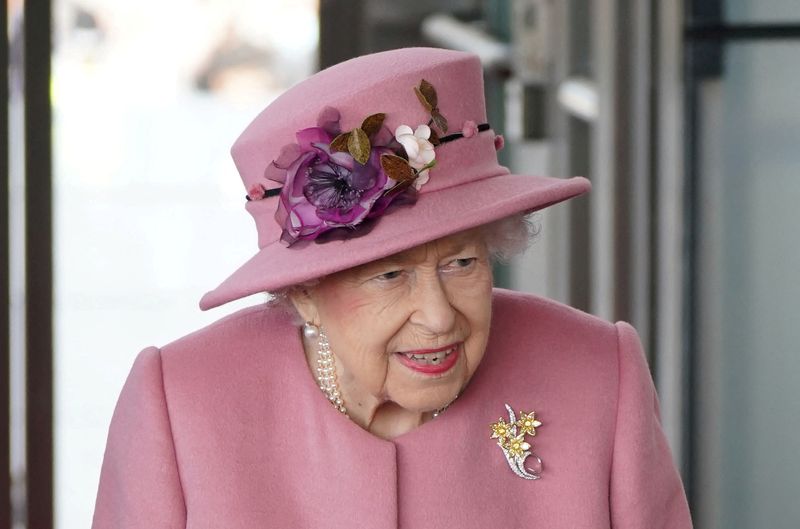 エリザベス英女王がコロナ感染、「軽い風邪のような症状」