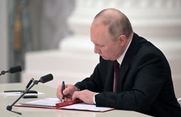 ウクライナ東部へ派兵命令　プーチン氏、独立承認