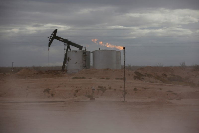 原油価格の高騰、少なからず経済に影響ある＝山際経済再生相