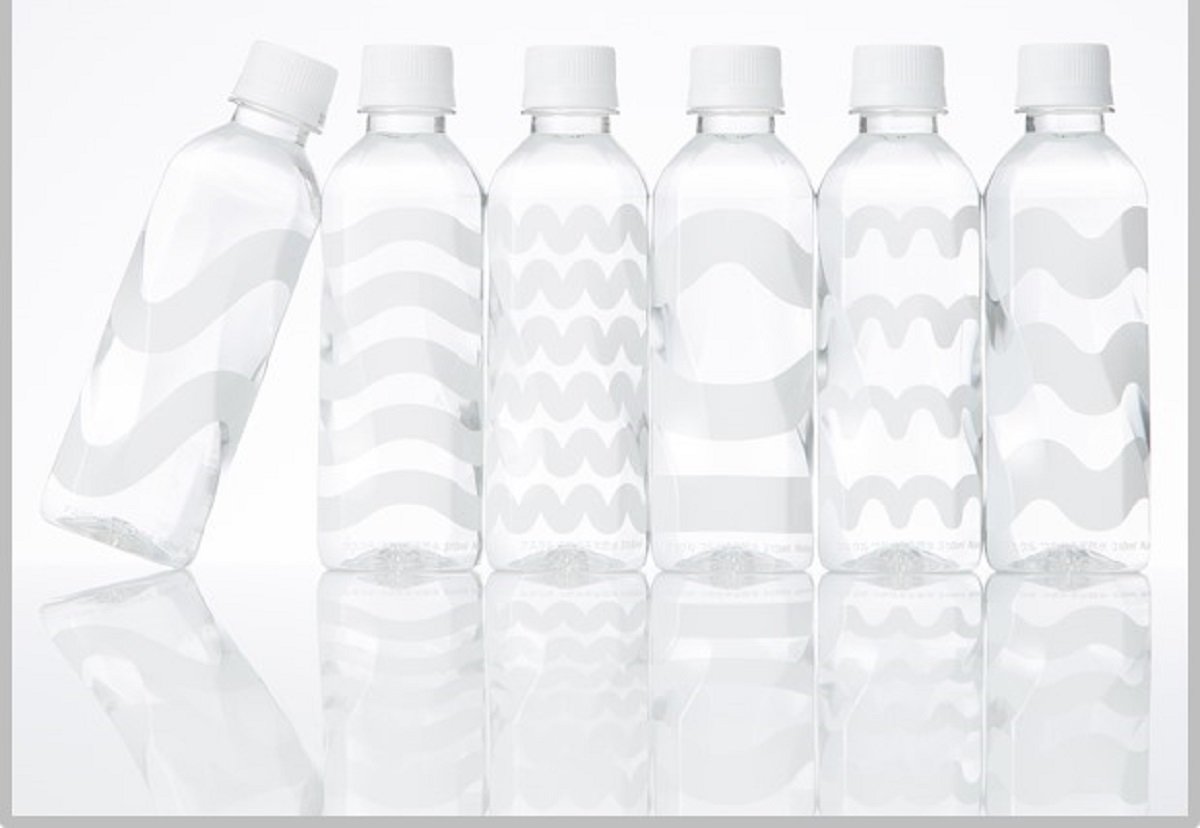 アスクル、100％リサイクルペットボトル使用の天然水を発売　"あえてラベル付き"のワケ