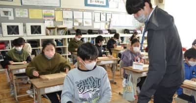 アベマキ学習机、6年間の相棒　小学生が製造工場見学　岐阜・美濃加茂