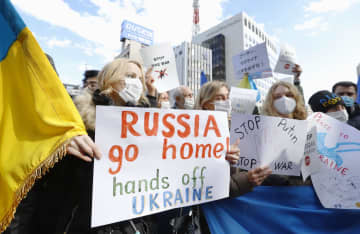 ウクライナ出身者らが抗議活動　東京のロシア大使館前で