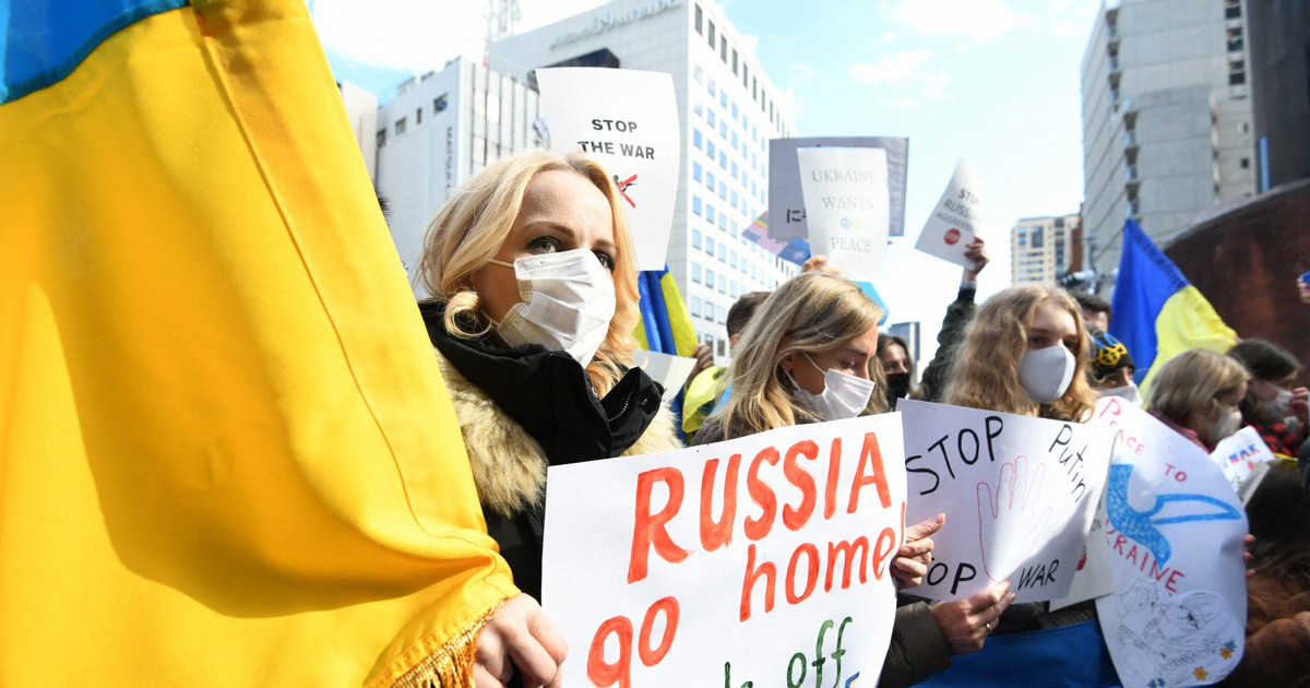 「ウクライナに平和を」　出身者がロシア大使館前で抗議活動