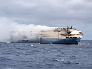 火災自動車船に救助船到着　商船三井、安全域にえい航