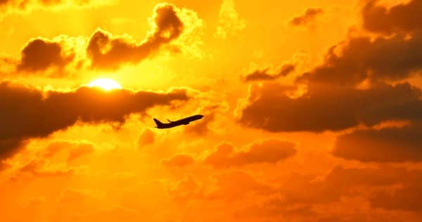 ［沖縄days］あかね雲の空を飛ぶ飛行機