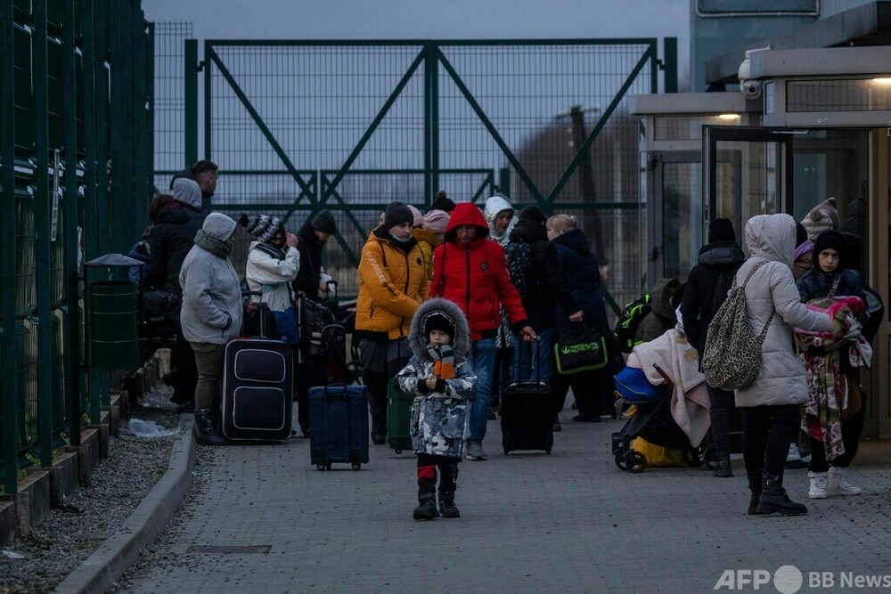 ウクライナからの国外脱出 2日で5万人超 UNHCR