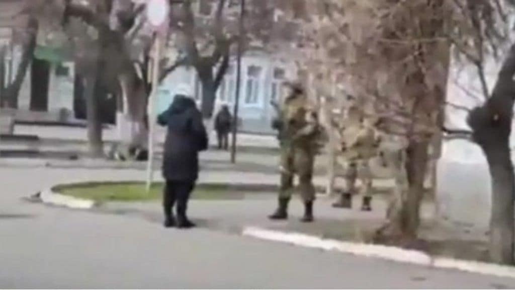 ウクライナの女性、機関銃持つロシア兵に「何しに来たの」と詰問