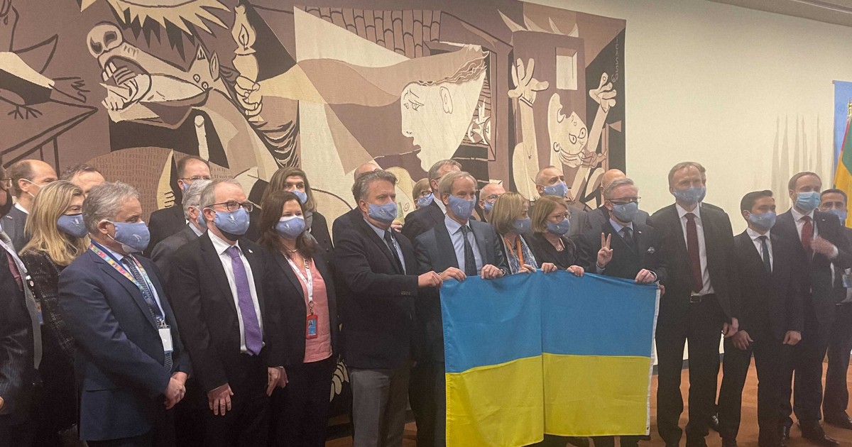 国連本部の「ゲルニカ」前でウクライナ旗　EU大使らが連帯示す