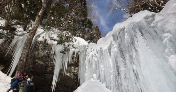 凍てついた岩井滝、荘厳な姿　鏡野訪ね撮影、輝く氷のカーテン
